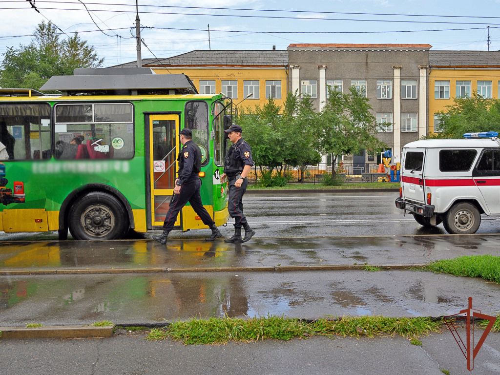 Дебошира в абаканском троллейбусе задержали сотрудники вневедомственной  охраны Росгвардии | АВО